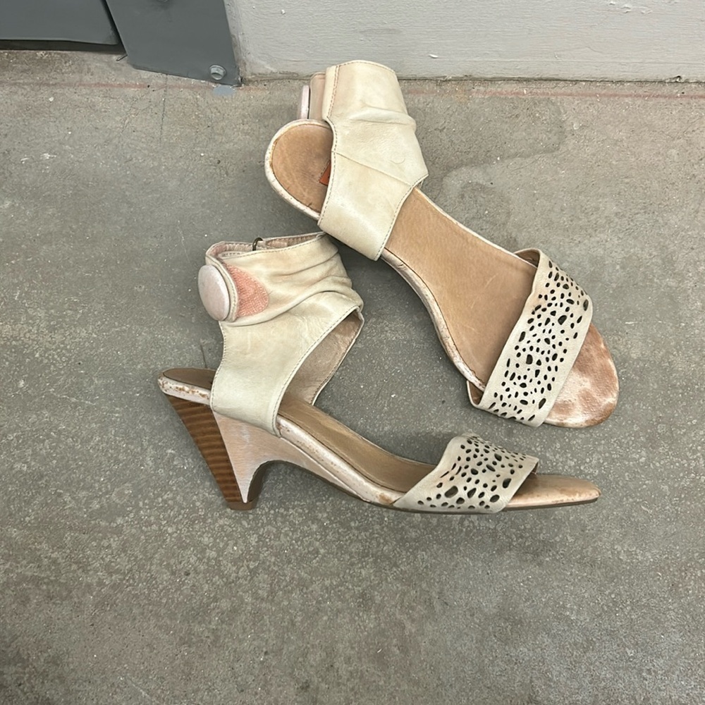 Miz‎ mooz sandals